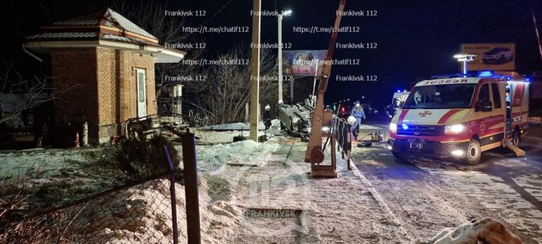 Подробиці нічної ДТП у Франківську: постраждалих "вирізали" з авто (ФОТО 18+) 3 photo 2021 12 21 04 45 15