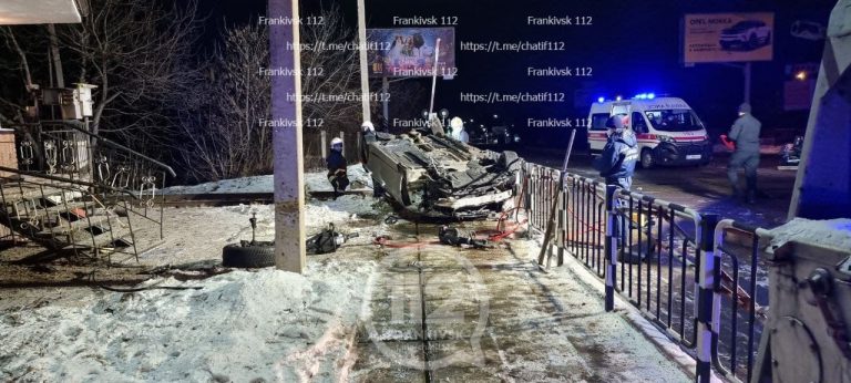 У Франківську сталася карколомна нічна ДТП: перші подробиці (ФОТО, ВІДЕО) 9 photo 2021 12 21 04 45 16
