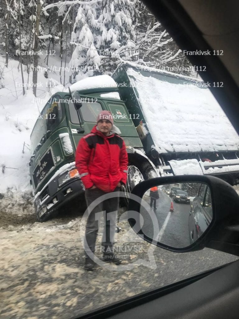На Прикарпатті у кюветі опинилися фура і легкова автівка (ФОТО, ВІДЕО) 4 photo 2021 12 28 15 47 57