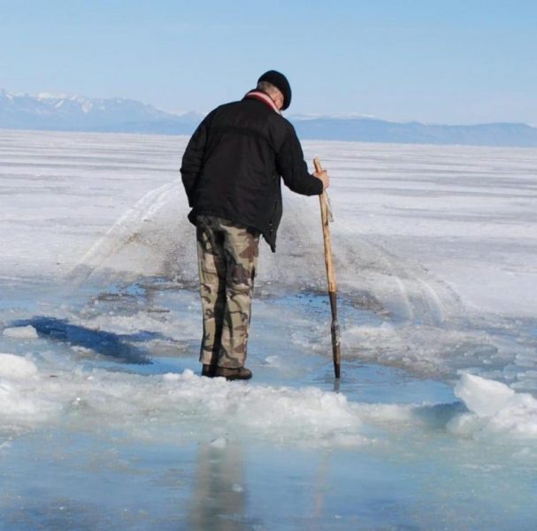 У Коломиї вимірювали товщину льоду на озері: чи безпечний