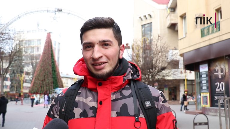 Що кажуть люди: чи не пора оновити новорічну ялинку у Івано-Франківську (ВІДЕО) 7 s1