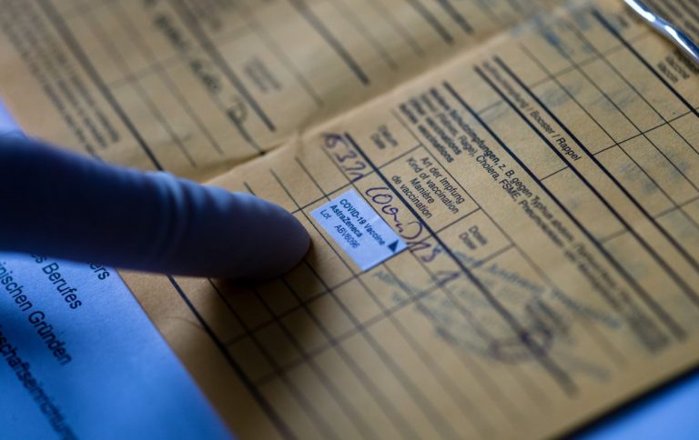 На Львівщині судитимуть прикарпатця за пособництво у підробці ковід-сертифікату
