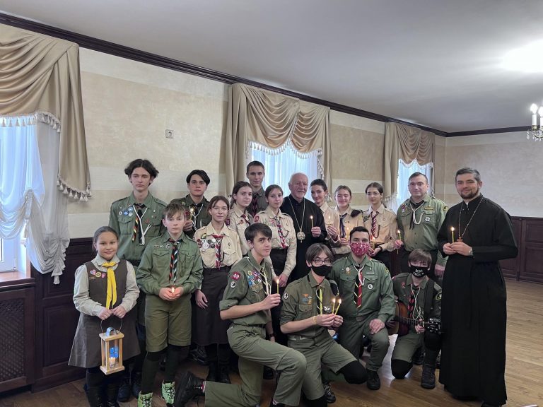 В Івано-Франківську УГКЦ передали Вифлеємський вогонь миру (ФОТО) 8 viber 2021 12 28 16 42 16 333