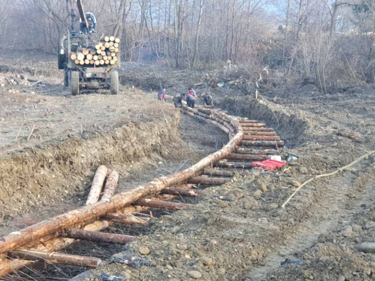 У Ланчинській громаді укріплюють берегову лінію Слобушниці (ФОТО) 12 zobrazhennya viber 2021 12 01 10 49 48 161