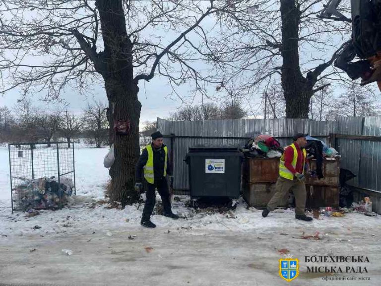 Нові замість старих: у Болехові оновлюють контейнери для сміття (ФОТО)