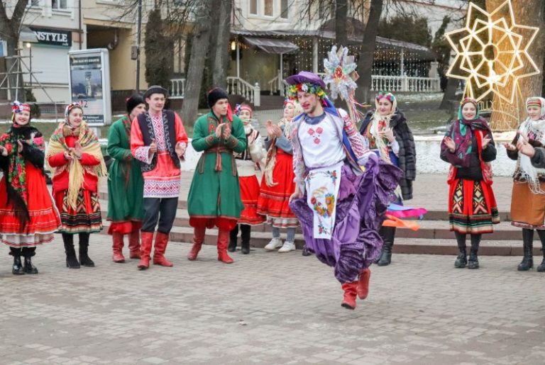 Танцювали і кози, і цигани: у Калуші відзначили свято Маланки та Василя (ФОТО) 4 1642182385 46c8d23bc01a77d53ae1 medium
