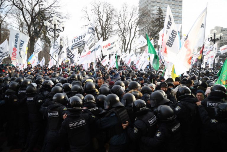 Протестувальники у Києві штурмують Верховну Раду: що вимагають? (ФОТО, ВІДЕО) 8 222780 Policia 800x534 0