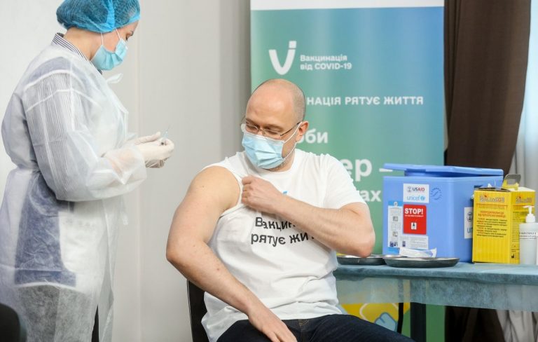 Денис Шмигаль разом із урядовцями зробили бустерне щеплення від Covid-19 (ВІДЕО) 5 Денис Шмигаль разом із урядовцями зробили бустерне щеплення від Covid-19 (ВІДЕО)