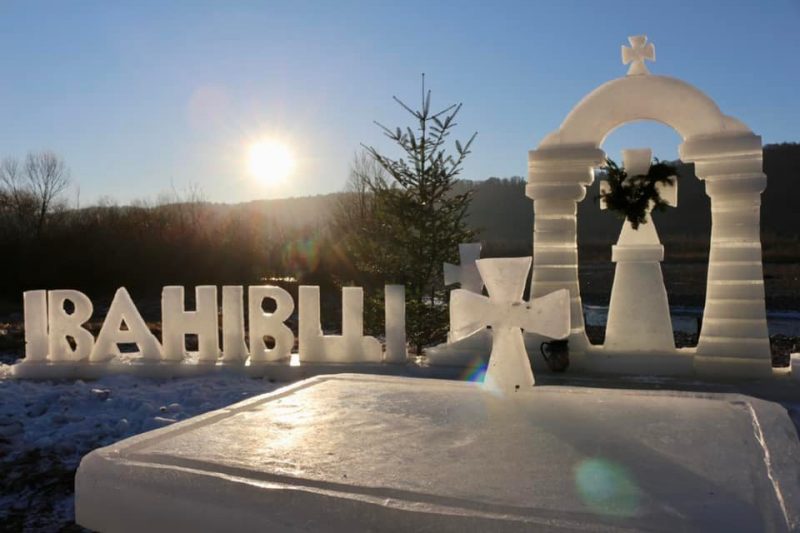 В Іванівцях на Коломийщині створили льодові скульптури до Водохреща (ФОТО)