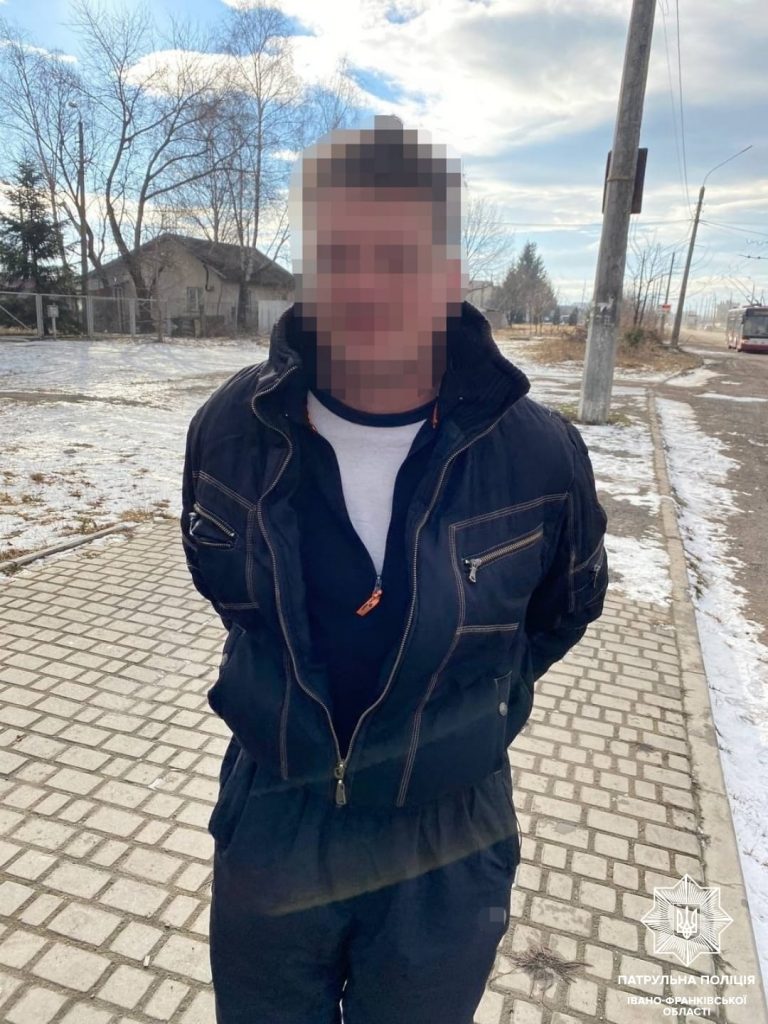 У Франківську чоловік зайшов у тролейбус, вкрав гроші у водія й втік (ФОТО)
