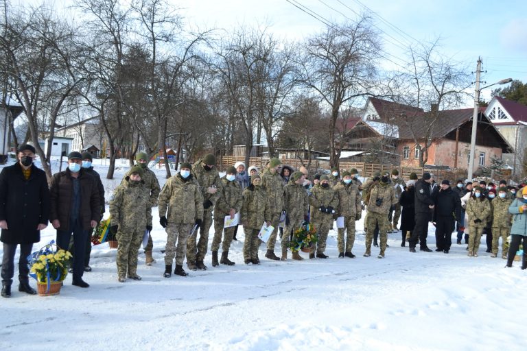 На Верховинщині освятили Дзвін пам’яті на згадку про загиблих на Сході прикарпатців (ФОТО) 11 27012022dzvin 4