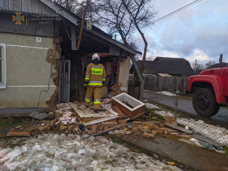 Біля Франківська у перший день нового року стався вибух у будинку й втопився чоловік (ФОТО) 10 Біля Франківська у перший день Нового року стався вибух у будинку й втопився чоловік (ФОТО)