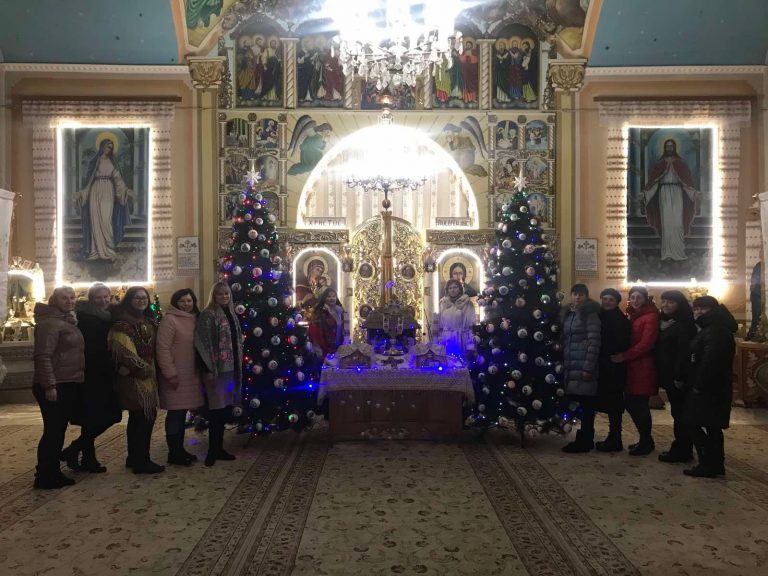 На Прикарпатті жінки вишили понад 300 новорічних прикрас для церковних ялинок (ФОТО)