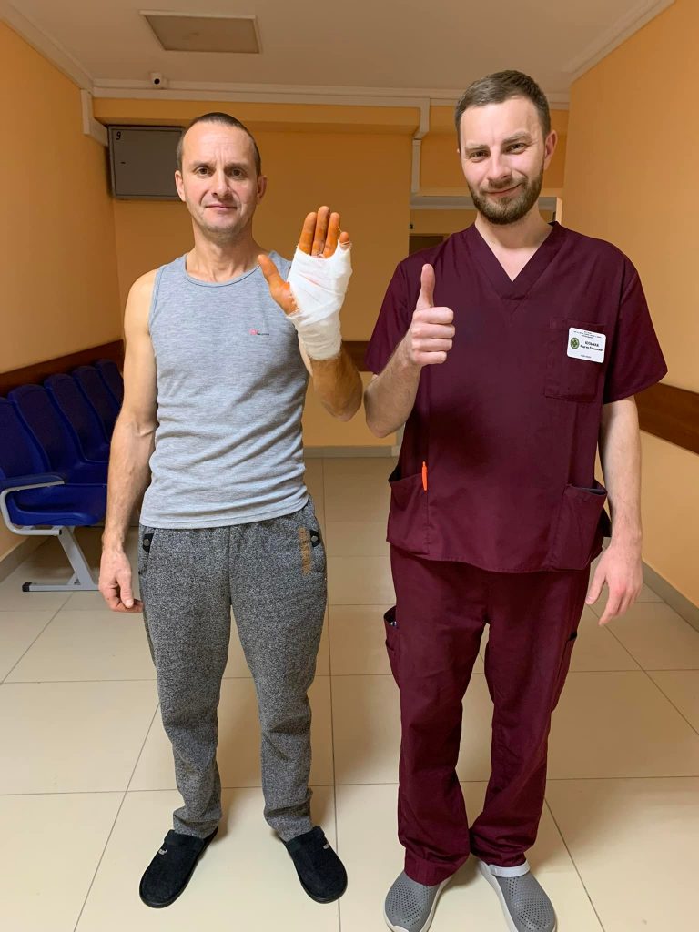 Не міг втримати телефон: у Львові зробили операцію будівельнику, в якого затерпали руки (ФОТО) 1 Не міг втримати телефон: у Львові зробили операцію будівельнику, в якого затерпали руки (ФОТО)