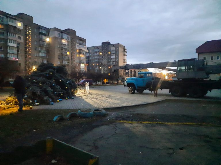 У Калуші впала одна з новорічних ялинок: причина (ФОТО)