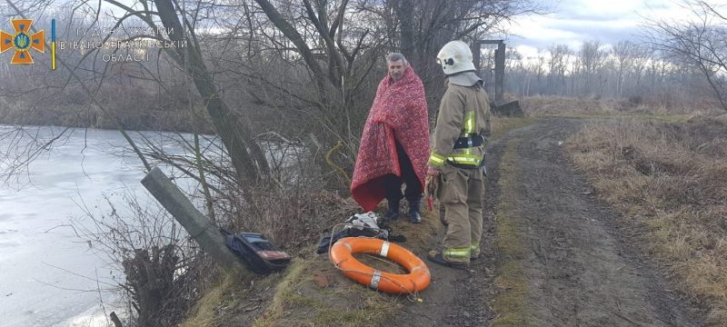У Снятині на озері під кригу провалився чоловік (ФОТО)