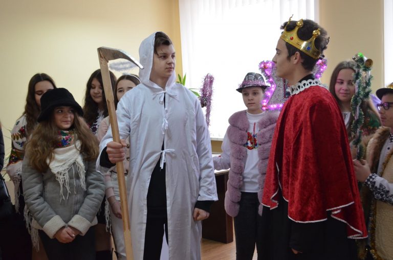 До влади у Галичі завітав молодіжний вертеп (ФОТО) 6 271656095 353101043308838 8609824001787411964 n