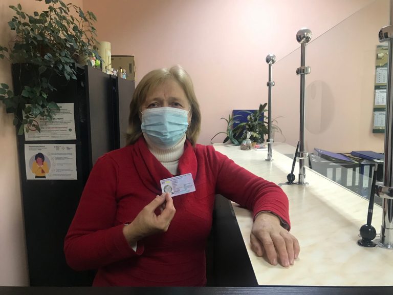 На Прикарпатті жінка, яка не мала громадянства, тепер може законно жити в Україні 8 На Прикарпатті вперше жінка, яка не мала громадянства, тепер зможе законно проживати в Україні