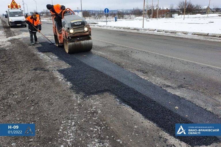 У Галичі на дорозі державного значення проводять ямковий ремонт (ФОТО) 9 271857257 1151724395567725 4249193097126968549 n