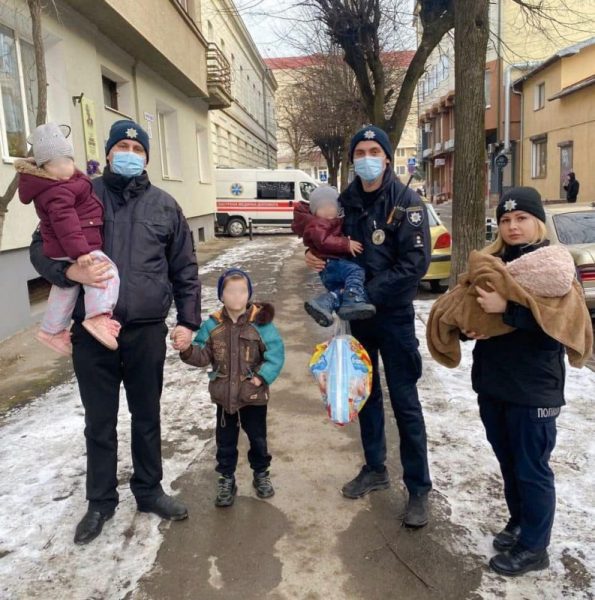 В Івано-Франківську мати "залишила" чотирьох дітей на поліцейських (ФОТО)