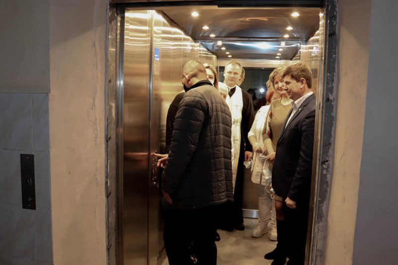 Може перевозити 17 людей: у Калуській лікарні запрацював сучасний ліфт (ФОТО)
