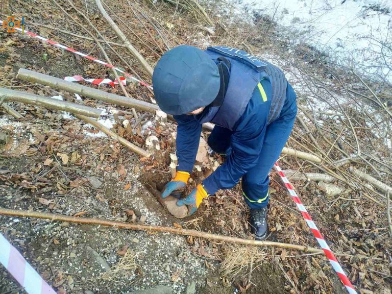 На Прикарпатті пролунав вибух: піротехніки мали справу з міною (ФОТО) 2 272161424 240521918237179 2520631779516008437 n