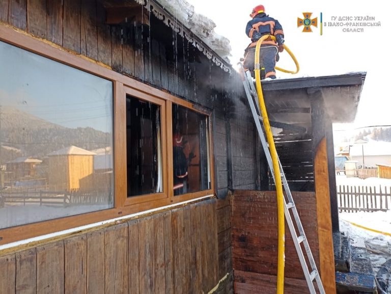 У Верховинському районі на пожежі постраждав 58-річний господар помешкання (ФОТО) 2 У Верховинському районі на пожежі постраждав 58-річний господар помешкання (ФОТО)