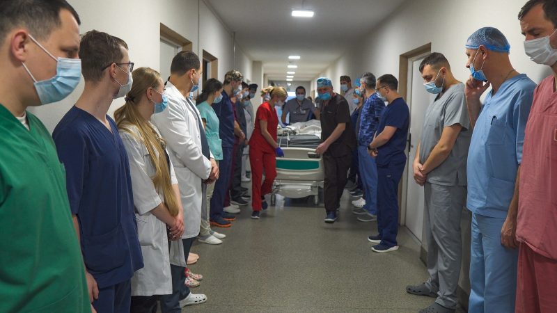 Франківські лікарі створили "коридор пошани" жінці, яка стала посмертним донором (ФОТО, ВІДЕО)