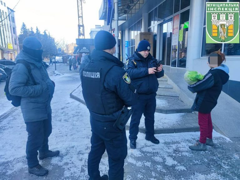 Використовувала дитину: в Івано-Франківську затримали жебрачку (ФОТО)