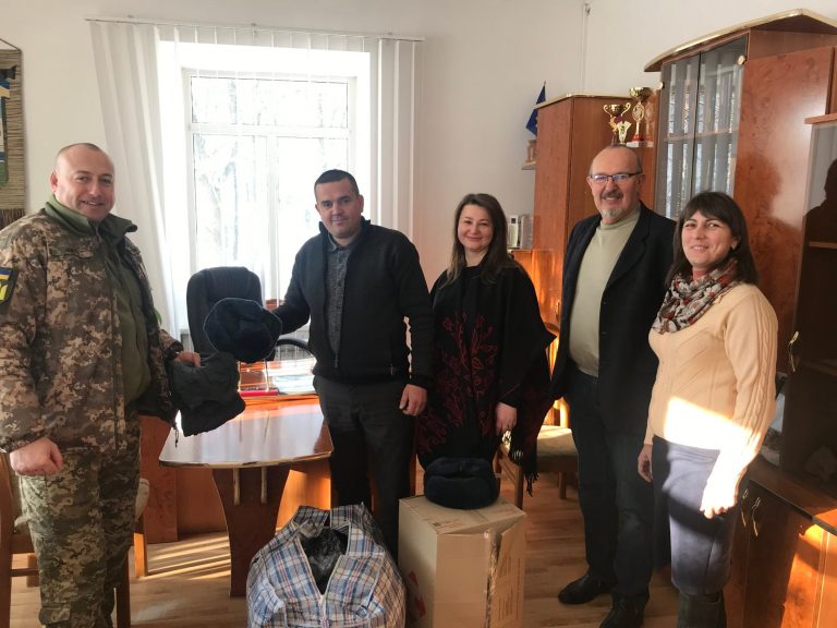 Військовим з Верховини, які служать на сході, передали теплий зимовий одяг (ФОТО) 4 Військовим з Верховини, які служать на сході, передали теплий зимовий одяг (ФОТО)
