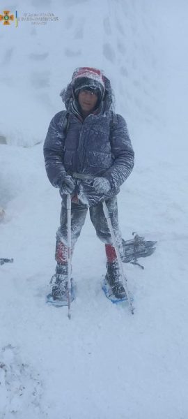 На Прикарпатті показали фото рятувальника, який піднімається на Піп Іван в час лютих морозів