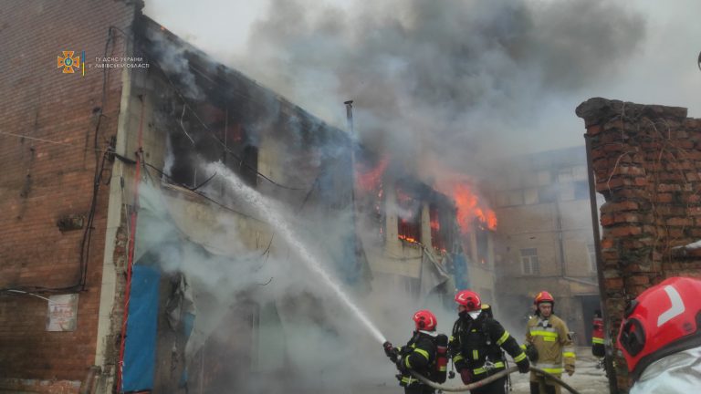 У Львові спалахнула масштабна пожежа: задіяні понад 40 вогнеборців (ФОТО) 2 272807027 4845020828912712 5032784127367258448 n