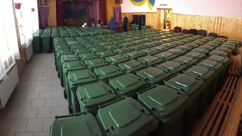 У Калуській громаді "найдисциплінованіший" округ отримав 120-ти літрові контейнери для сміття (ФОТО)