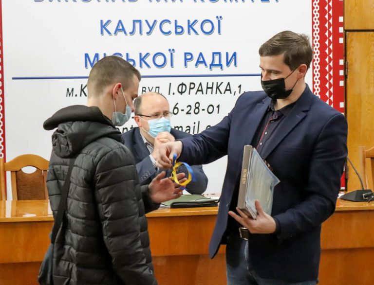 У Калуській ТГ хлопець-сирота отримав ключі від власного помешкання (ФОТО) 4 272885087 121986873686155 1309355469152641244 n