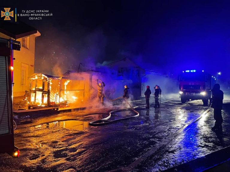 У Калуші на території ринку вночі горіли кіоски (ФОТО)