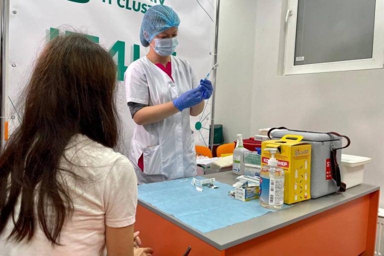 У Франківську центр вакцинації медуніверситету перенесли 3 61dbe34f0b946133455268