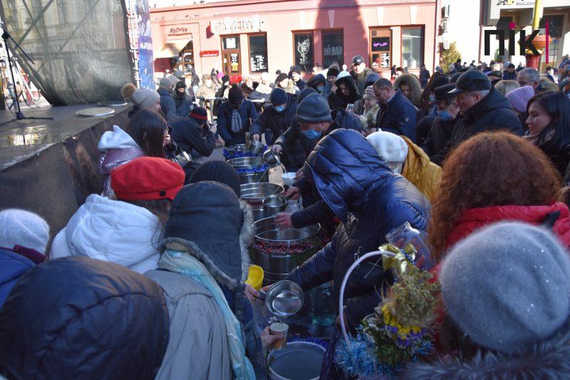 Христос Хрещається: у центрі Франківська провели загальноміське освячення води (ФОТО) 2 DSC 0009 scaled