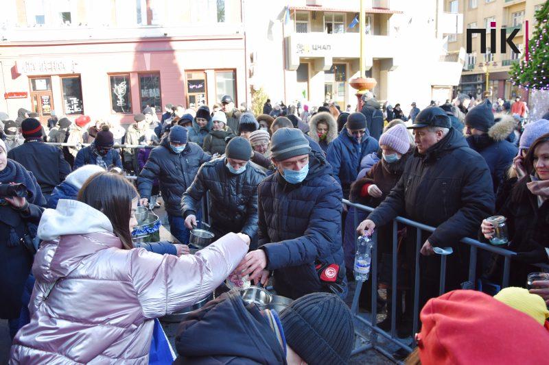 Христос Хрещається: у центрі Франківська провели загальноміське освячення води (ФОТО) 4 DSC 0014 scaled