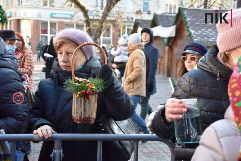 Христос Хрещається: у центрі Франківська провели загальноміське освячення води (ФОТО) 5 DSC 0015 scaled