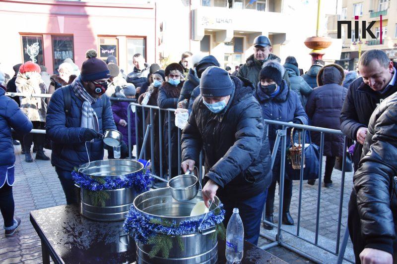 Христос Хрещається: у центрі Франківська провели загальноміське освячення води (ФОТО) 6 DSC 0018 1 scaled