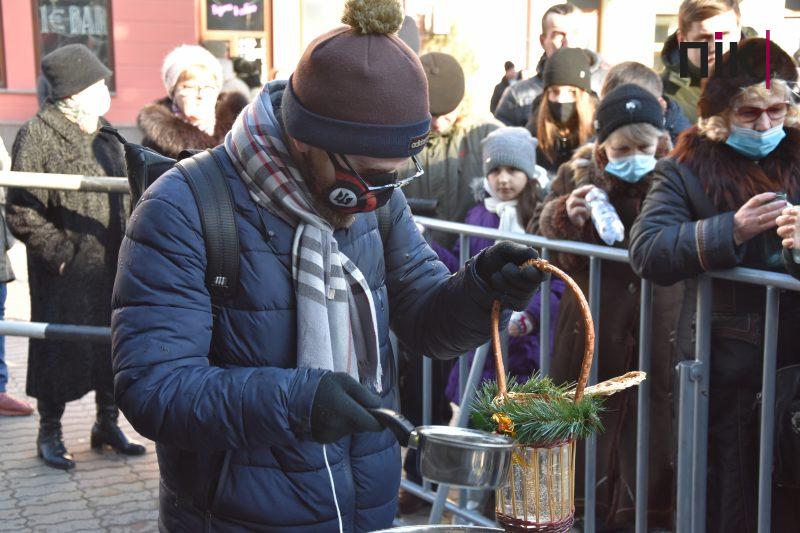 Христос Хрещається: у центрі Франківська провели загальноміське освячення води (ФОТО) 10 DSC 0024 scaled