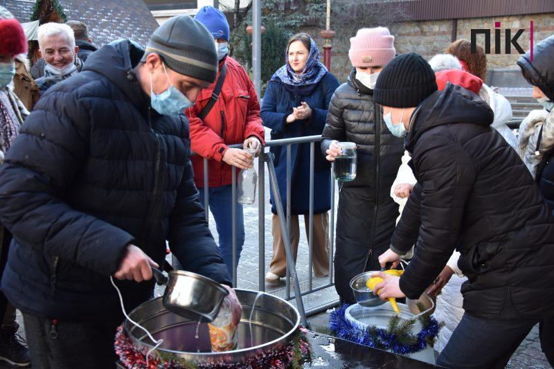 Христос Хрещається: у центрі Франківська провели загальноміське освячення води (ФОТО) 11 DSC 0029 scaled