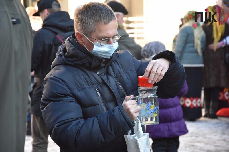 Христос Хрещається: у центрі Франківська провели загальноміське освячення води (ФОТО) 15 DSC 0035 scaled