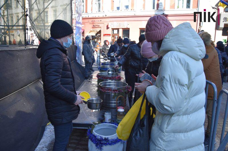 Христос Хрещається: у центрі Франківська провели загальноміське освячення води (ФОТО) 16 DSC 0036 scaled