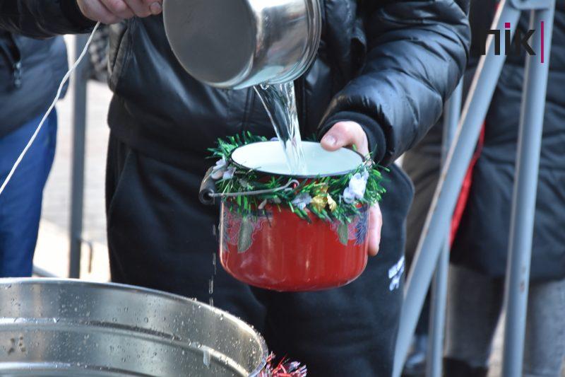 Христос Хрещається: у центрі Франківська провели загальноміське освячення води (ФОТО) 19 DSC 0043 scaled