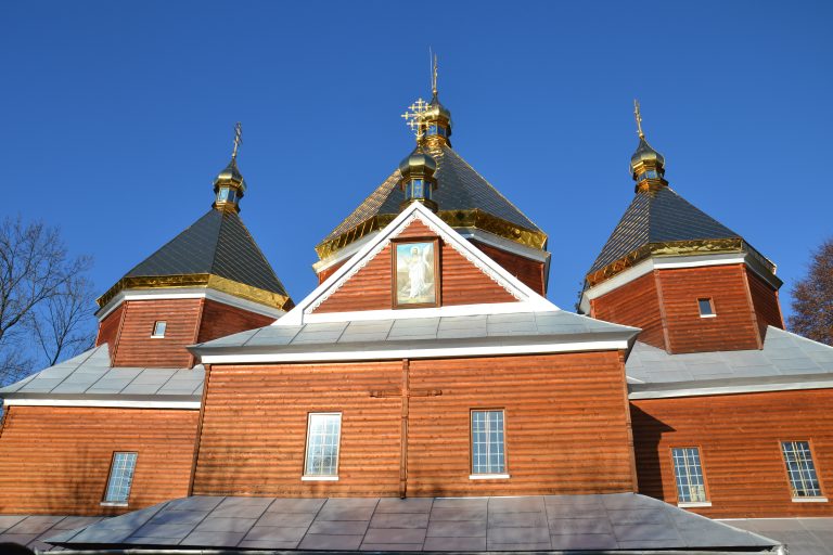 В селі на Коломийщині зламали двері до храму: чи щось вкрали (ВІДЕО)