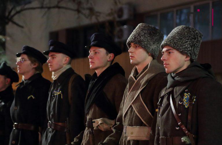 Люди Прикарпаття: смолоскипна хода вшанування пам'яті Героїв Крут в Івано-Франківську (ФОТО)