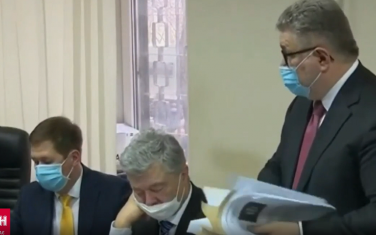 Петро Порошенко заснув на засіданні у Печерському суді Києва 10 Петро Порошенко заснув під час засідання у Печерському суді Києва