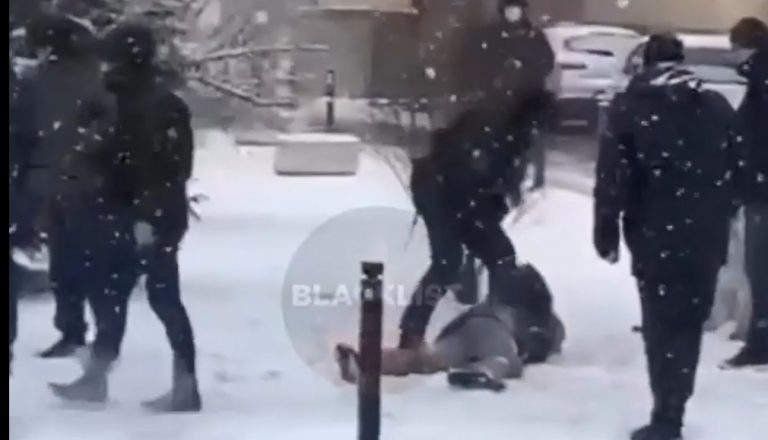 У мережі з’явилося відео затримання керівника одного з секторів Нацполіції 11 dym iz kotla111