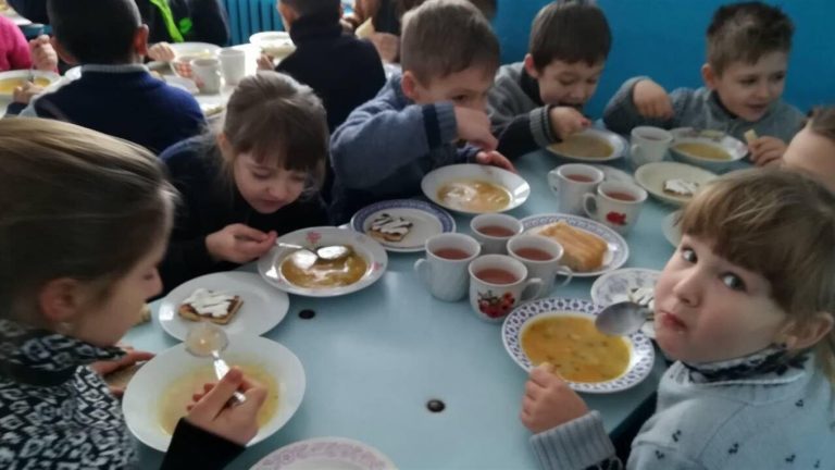 Шкільне харчування: з цього року всі школи зобов'язані при формуванні меню зменшити кількість цукру